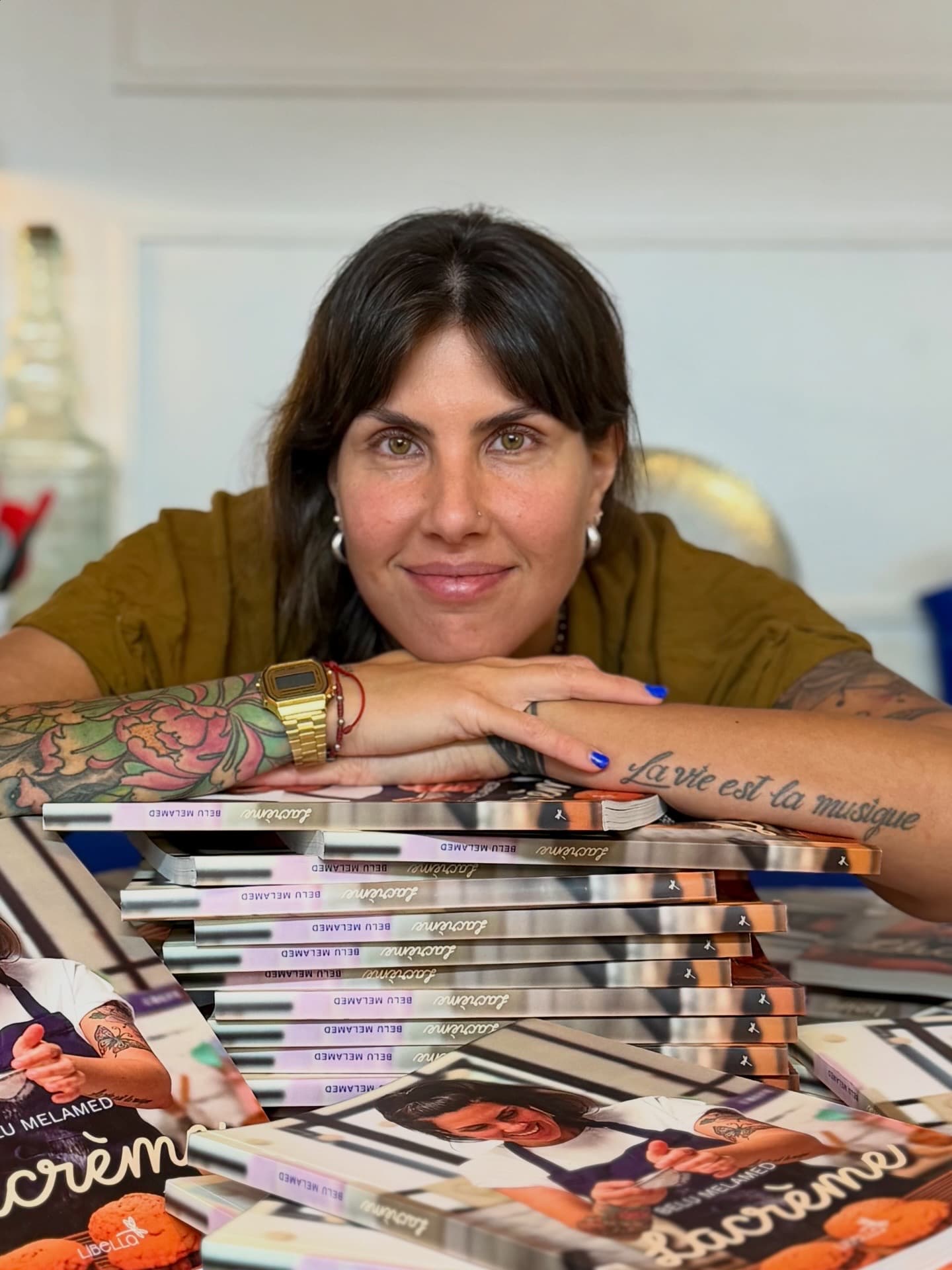 Lacrème — Belu Melamed con el libro