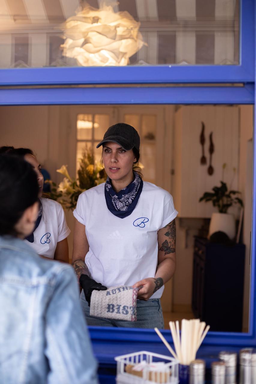 Belu Melamed en su pastelería